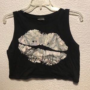 Black crop with metallic lips